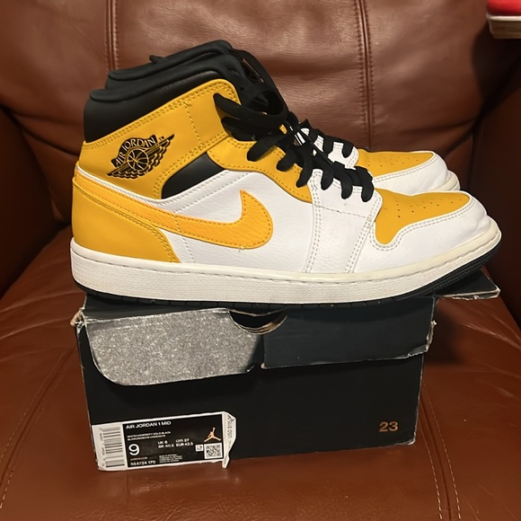 Air Jordan mid top university, gold and black size 9 - Picture 2 of 3